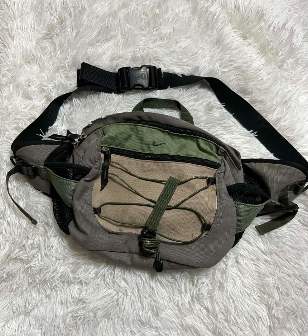 Y2k Vintage Nike Belt Bag (Category: Belt bags, Clutches and Pouches) located in Manila. Submitted by senggggg. (Listing ID 1459872607, Image 2). Description: good condition working zip sign of use check detail pic and size .