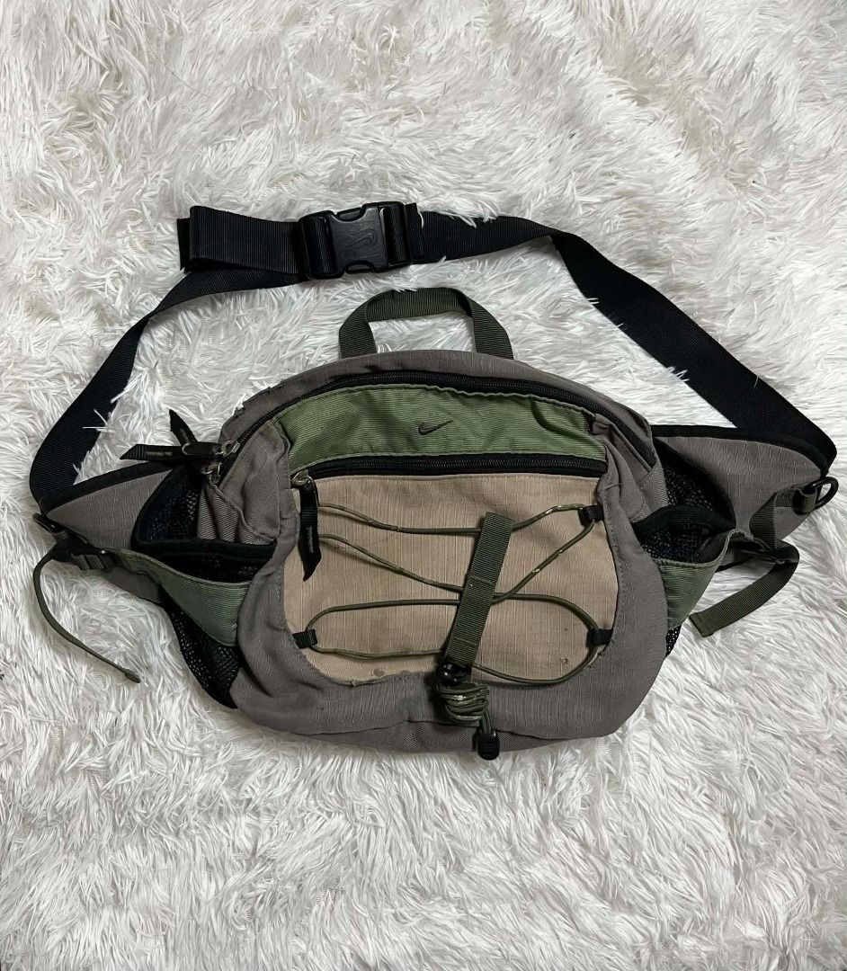 Y2k Vintage Nike Belt Bag (Category: Belt bags, Clutches and Pouches) located in Manila. Submitted by senggggg. (Listing ID 1459872607, Image 1). Description: good condition working zip sign of use check detail pic and size .