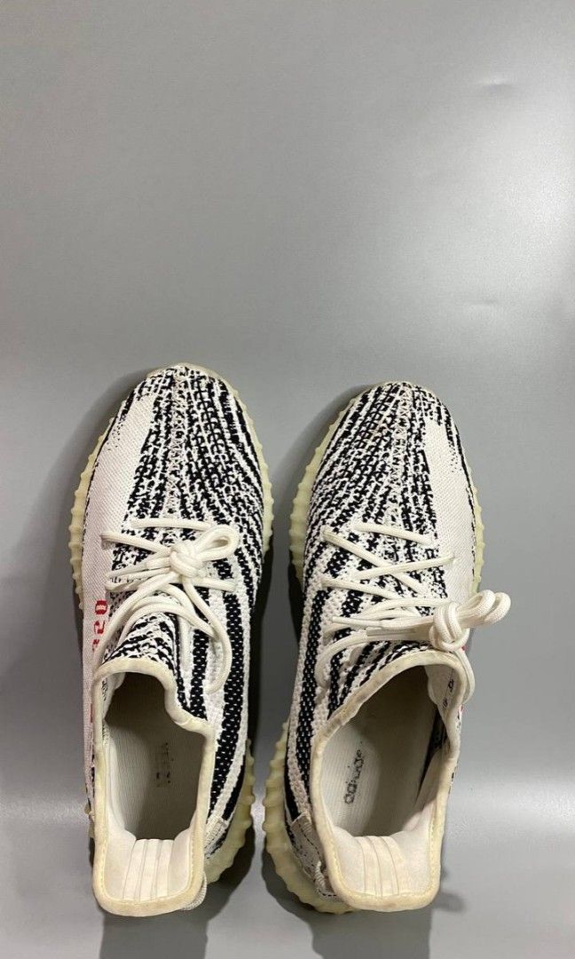 Yeezy boost (Category: Sneakers) located in Batangas. Submitted by byahenipeanut (Listing ID 1459743918, Image 2). Description: excellent condition as new no issue.