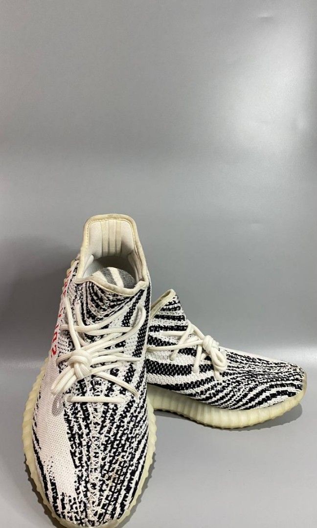 Yeezy boost (Category: Sneakers) located in Batangas. Submitted by byahenipeanut (Listing ID 1459743918, Image 3). Description: excellent condition as new no issue.