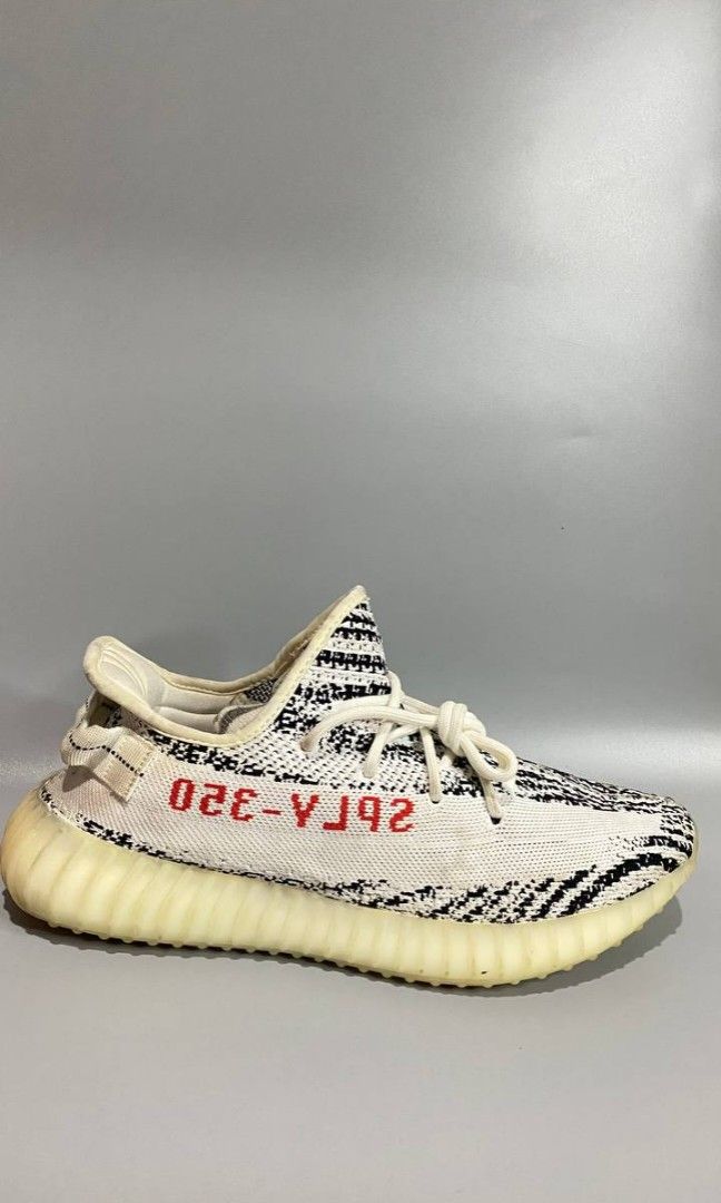 Yeezy boost (Category: Sneakers) located in Batangas. Submitted by byahenipeanut (Listing ID 1459743918, Image 1). Description: excellent condition as new no issue.