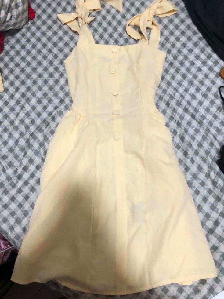 Yellow Dress (Category: Dresses) located in Zamboanga. Submitted by seiiyaari (Listing ID 1459832022, Image 1). Description: good condi, worn only once for an event s-m.