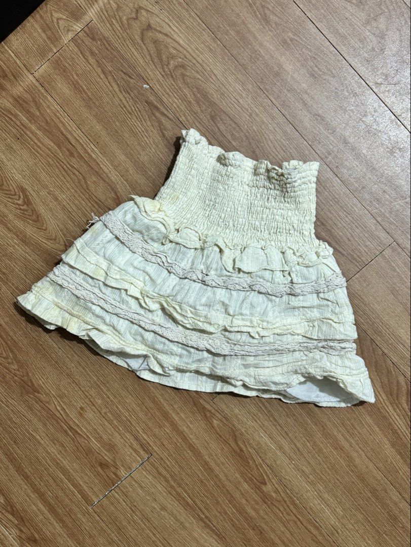 Yellow Mini Skirt with Inner shorts (Category: Skirts) located in Makati City. Submitted by closetwithandrea (Listing ID 1459827195, Image 1). Description: Best for Petite Size (XS - S) .