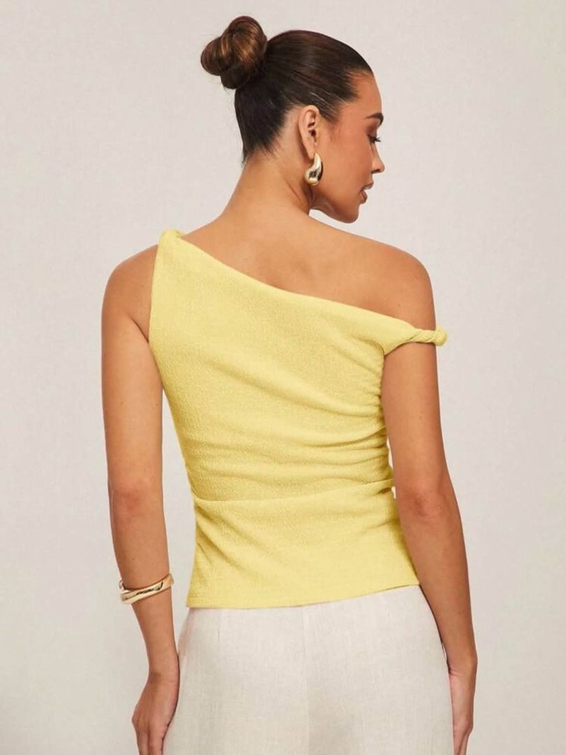 ✨Yellow One-Shoulder Ruched Textured Top ✨ (Category: Blouses) located in Manila. Submitted by notsobella_ (Listing ID 1459856305, Image 2). Description: ✨Yellow One-Shoulder Ruched Textured Top ✨ CONDITION: BRAND NEW SIZE SMALL .