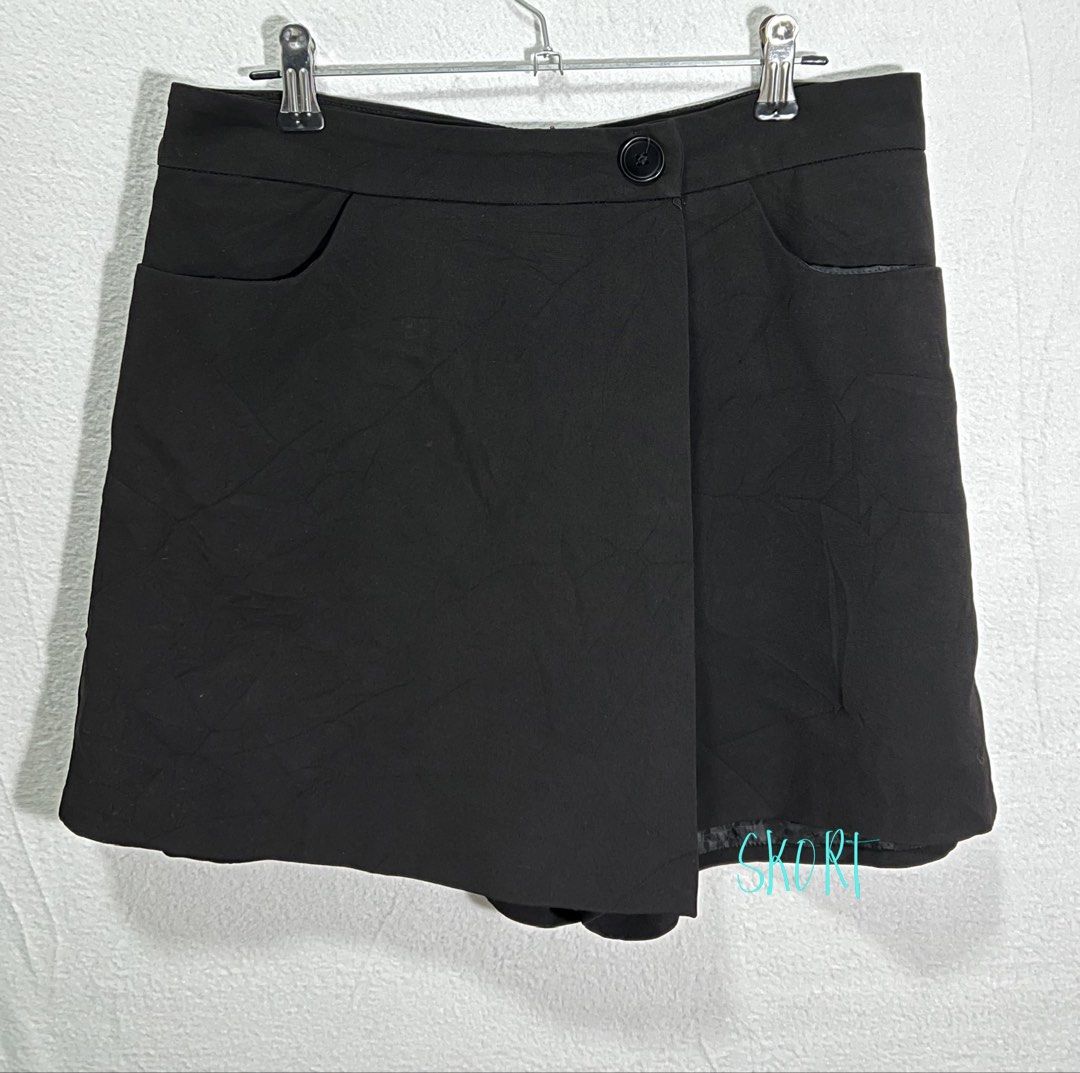 Yo Yo overlap Black Skort (Category: Skirts) located in Quezon City. Submitted by mondaymayhem (Listing ID 1459848185, Image 1). Description: 684) fits medium-semi large 🚚j&t(payment first) ☑️same day delivery(lalamove/grab) 📍Batasan hills QC No refund/return/exchange. All sales are final! Strictly no cancellation/changing of orders Items are thrifted so please manage your expectations. Color may slighly differ due to lighting. Make sure of you