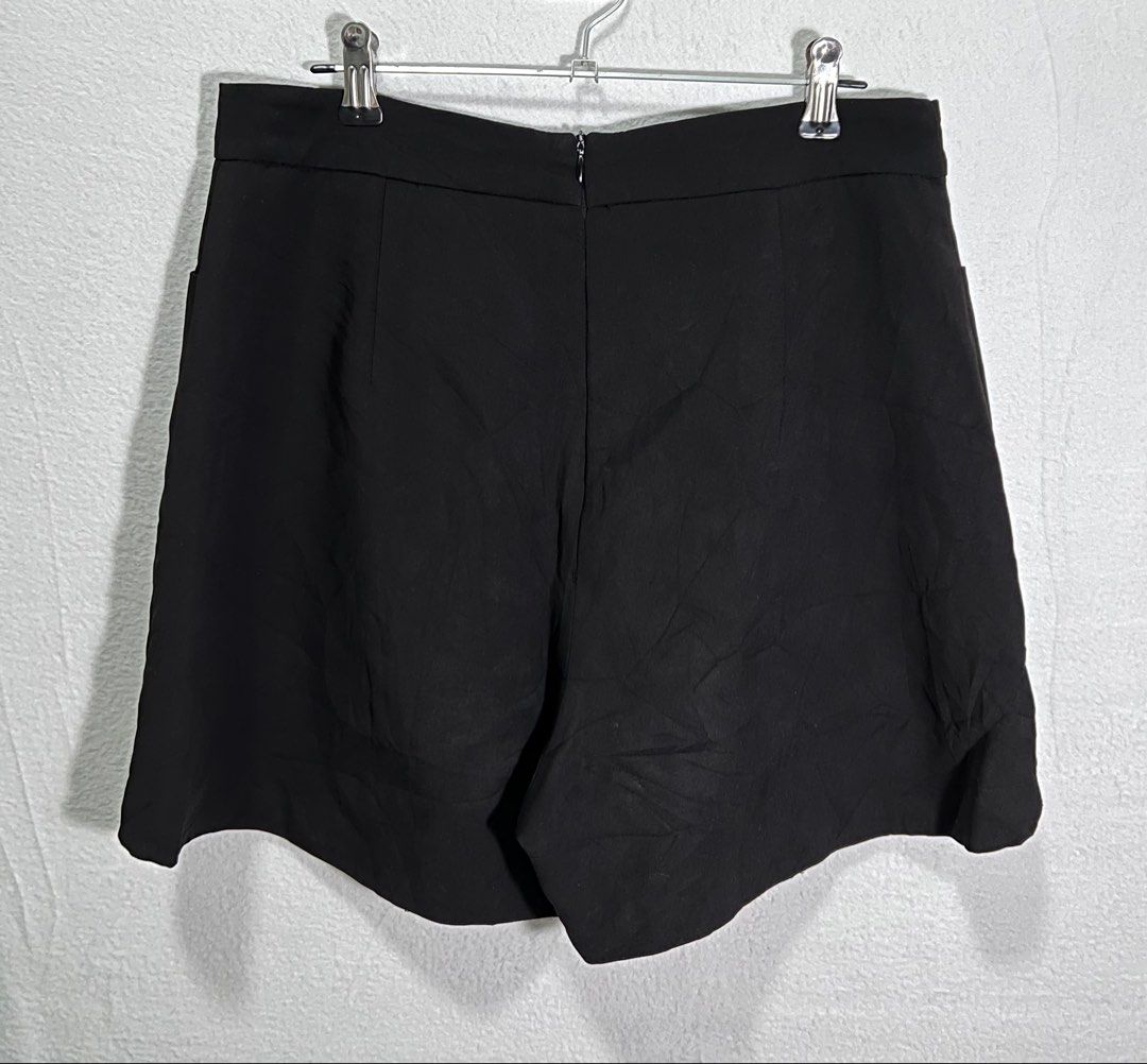 Yo Yo overlap Black Skort (Category: Skirts) located in Quezon City. Submitted by mondaymayhem (Listing ID 1459848185, Image 3). Description: 684) fits medium-semi large 🚚j&t(payment first) ☑️same day delivery(lalamove/grab) 📍Batasan hills QC No refund/return/exchange. All sales are final! Strictly no cancellation/changing of orders Items are thrifted so please manage your expectations. Color may slighly differ due to lighting. Make sure of you