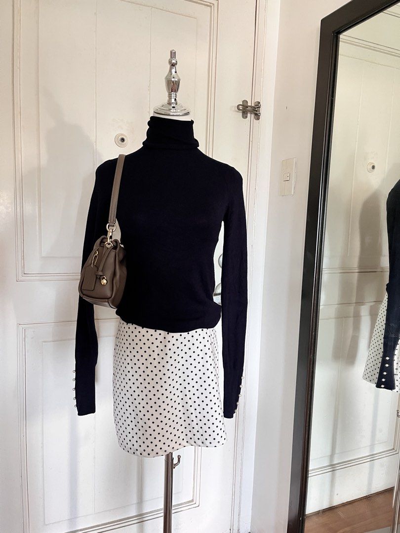 Zara knit longsleeves (Category: Longsleeves) located in Muntinlupa City. Submitted by on.repeeat (Listing ID 1459705735, Image 1). Description: Small on tag No issue Has a pearl details sa sleeves .