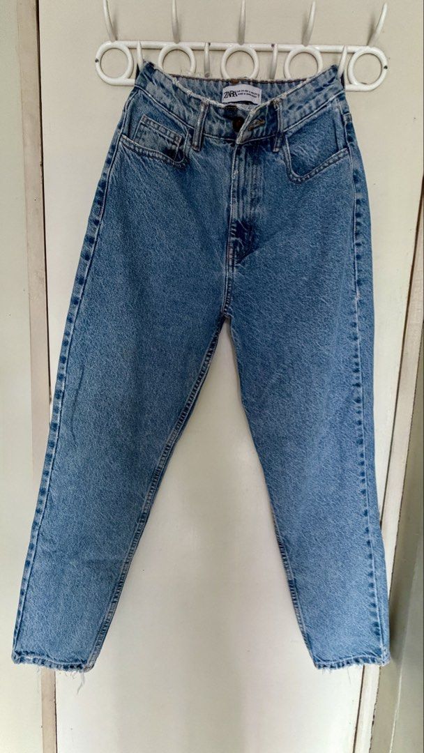 Zara Mom Jeans (Category: Jeans) located in Lucban. Submitted by amandabdel87777 (Listing ID 1459703677, Image 2). Description: Zara Mom jeans high waist Size 26 Denim washed Non stetch .