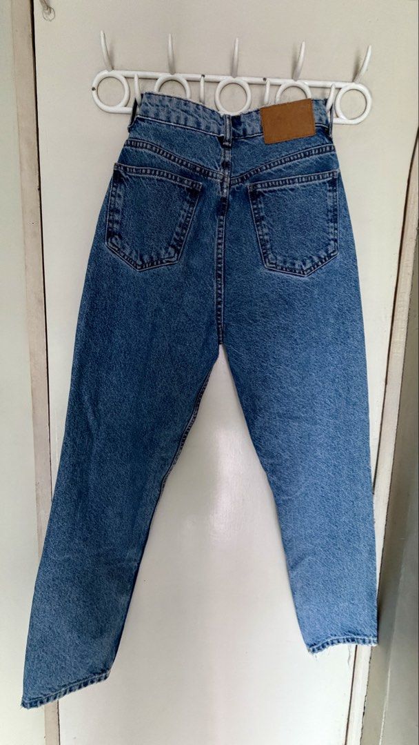 Zara Mom Jeans (Category: Jeans) located in Lucban. Submitted by amandabdel87777 (Listing ID 1459703677, Image 3). Description: Zara Mom jeans high waist Size 26 Denim washed Non stetch .