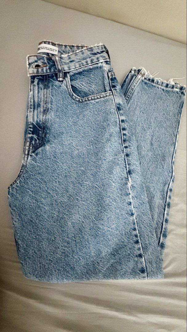 Zara Mom Jeans (Category: Jeans) located in Lucban. Submitted by amandabdel87777 (Listing ID 1459703677, Image 1). Description: Zara Mom jeans high waist Size 26 Denim washed Non stetch .
