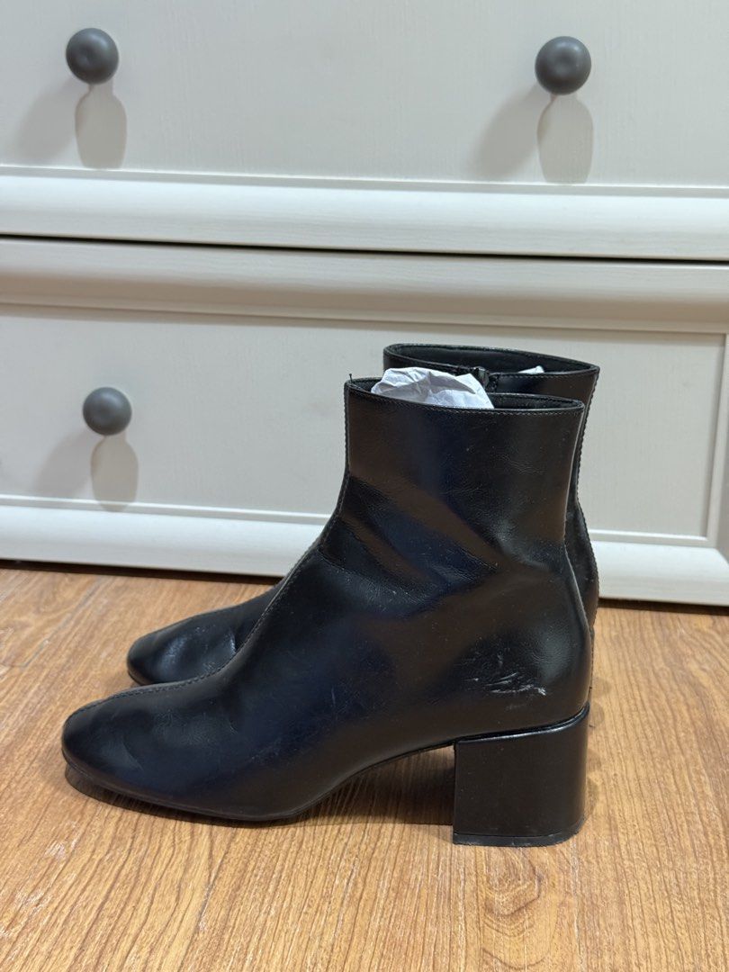 Zara Round Toe Boots (Category: Boots) located in Manila. Submitted by chstnjmc (Listing ID 1459871495, Image 3). Description: With few scratches Used only once in a concert.
