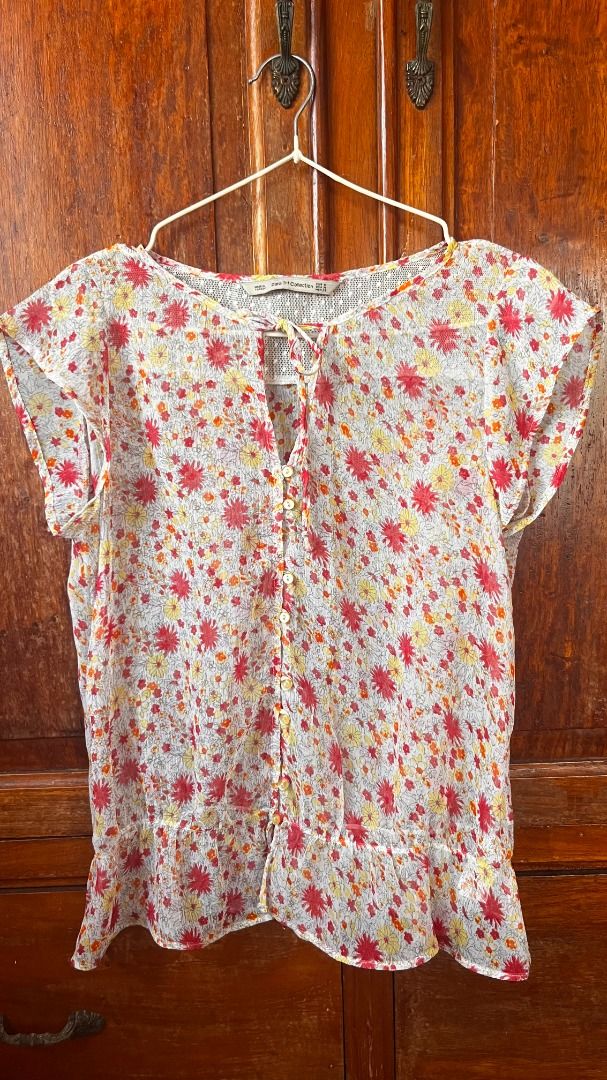 ZARA SEE-THROUGH FLORAL TOP (Category: Blouses) located in Tuguegarao City. Submitted by declutterwithfran (Listing ID 1459761801, Image 1). Description: size: M (but fits s) MOD: JNT MOP: MariBank/Bank Transfer.