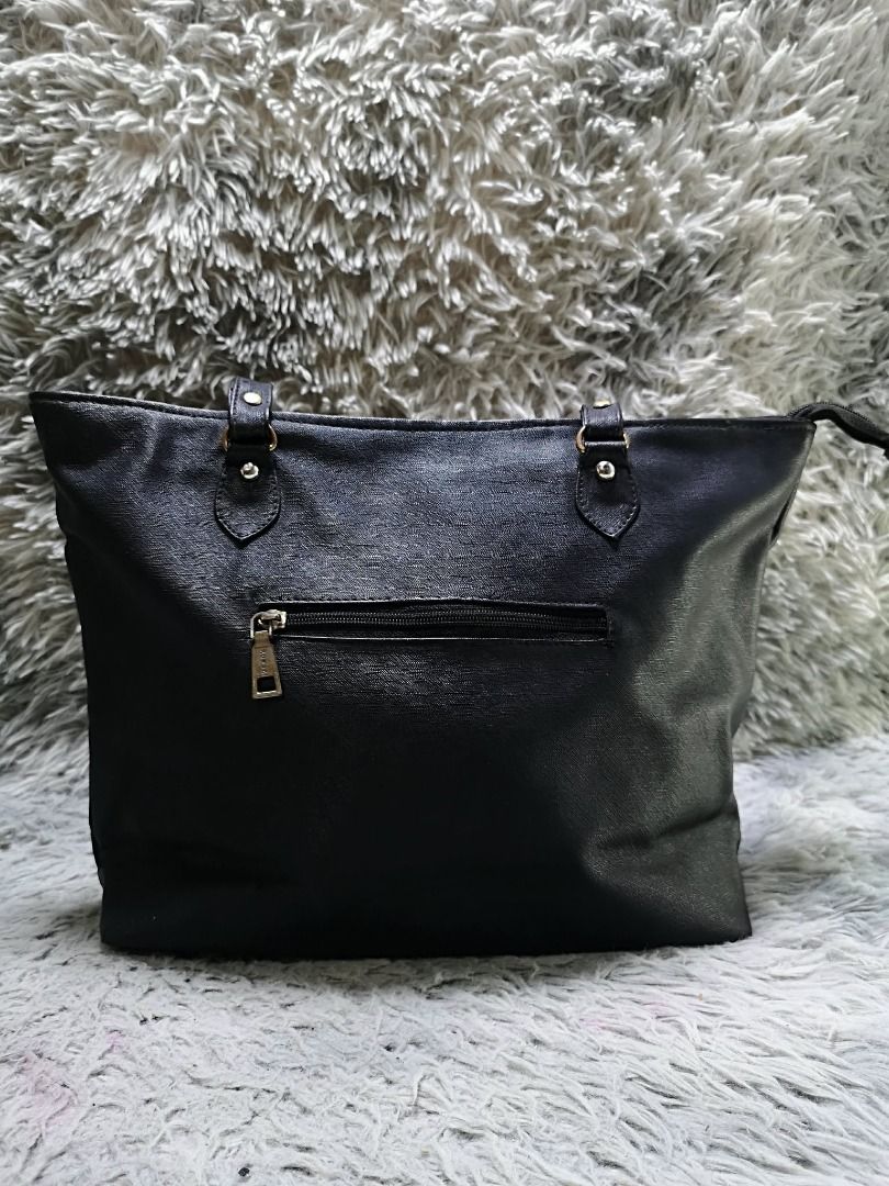 Zipper Closure Black Shoulder Bag (Category: Shoulder Bags) located in Santa Cruz. Submitted by jmy_surplus.2 (Listing ID 1459780929, Image 2). Description: Size ; L - 11 W - 16 Color ; Black Type ; Shoulder bag Brand ; No brand Material ; Leather Style ; Black Leather Shoulder Bag LR 168 JMY 5 Batch #218.