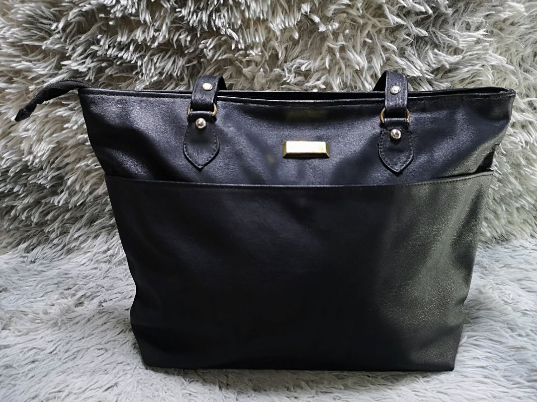 Zipper Closure Black Shoulder Bag (Category: Shoulder Bags) located in Santa Cruz. Submitted by jmy_surplus.2 (Listing ID 1459780929, Image 1). Description: Size ; L - 11 W - 16 Color ; Black Type ; Shoulder bag Brand ; No brand Material ; Leather Style ; Black Leather Shoulder Bag LR 168 JMY 5 Batch #218.