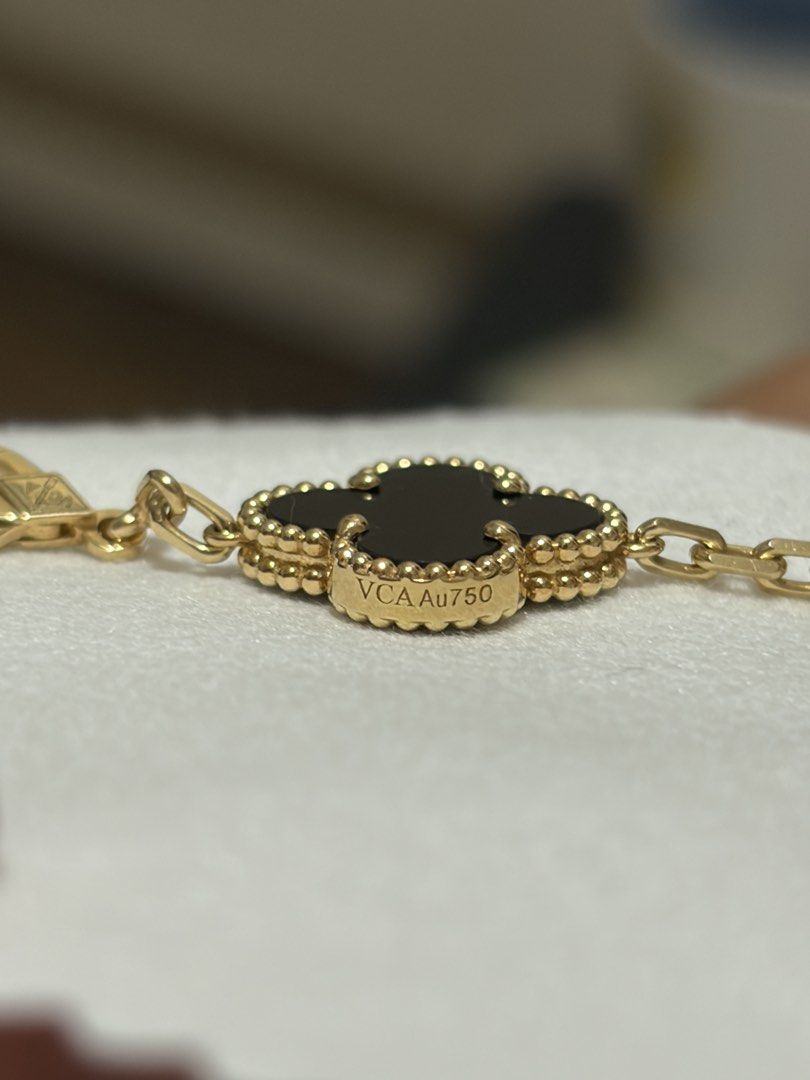 18K YG HK Setting VCA Onyx 15mm 6.5” (Category: Bracelets) located in Marikina City. Submitted by shop.voyageph (Listing ID 1375158530, Image 2). Description: Delivery by courier or pick up. Personal preloved, with very minimal signs of use. From MGI Pabebs Hk setting 15mm Onyx stone | 6.5” Approx 11.21 to 11.22g With box, paper bag and cert.