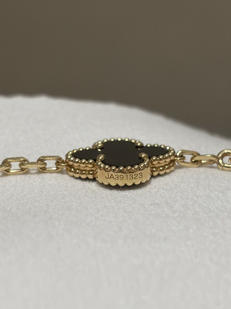 18K YG HK Setting VCA Onyx 15mm 6.5” (Category: Bracelets) located in Marikina City. Submitted by shop.voyageph (Listing ID 1375158530, Image 3). Description: Delivery by courier or pick up. Personal preloved, with very minimal signs of use. From MGI Pabebs Hk setting 15mm Onyx stone | 6.5” Approx 11.21 to 11.22g With box, paper bag and cert.