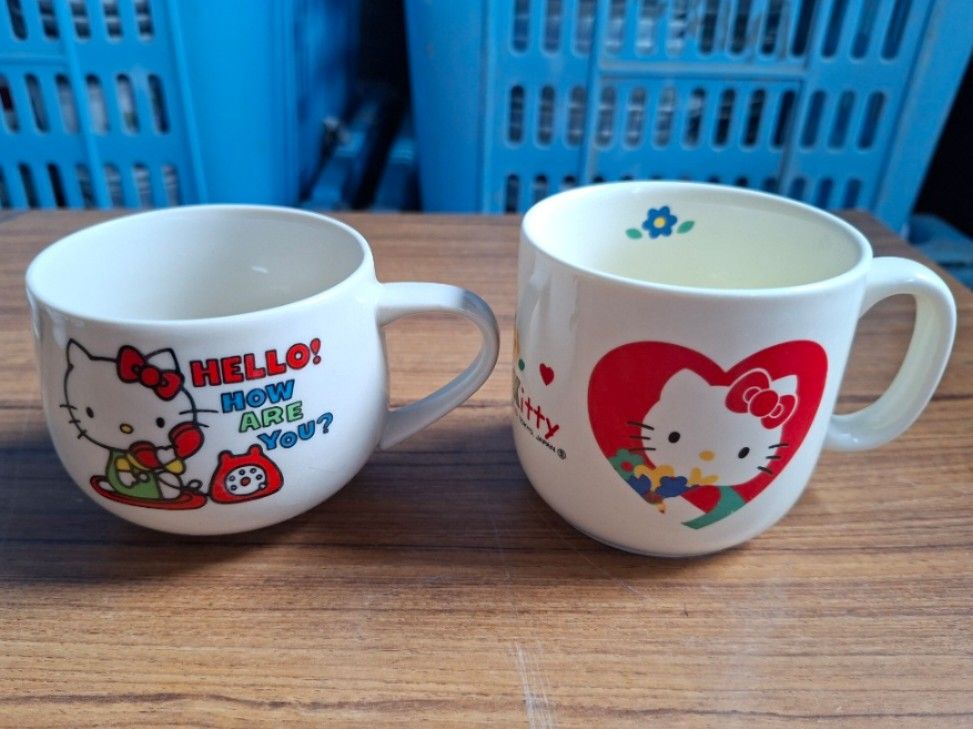 1975 Sanrio Hello Kitty Small Mugs (Category: Coffee & Tea Tableware) located in Consolacion. Submitted by luxekerei (Listing ID 1459089463, Image 2). Description: .