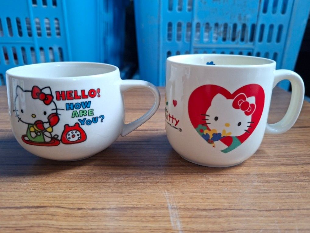 1975 Sanrio Hello Kitty Small Mugs (Category: Coffee & Tea Tableware) located in Consolacion. Submitted by luxekerei (Listing ID 1459089463, Image 1). Description: .