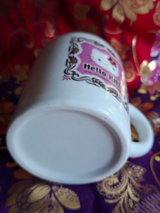2005 Sanrio Hello Kitty Mug (Category: Coffee & Tea Tableware) located in Consolacion. Submitted by luxekerei (Listing ID 1456946159, Image 2). Description: - vintage 2005 Sanrio Hello Kitty ceramic mug featuring an ornate purple and pink flower frame design..