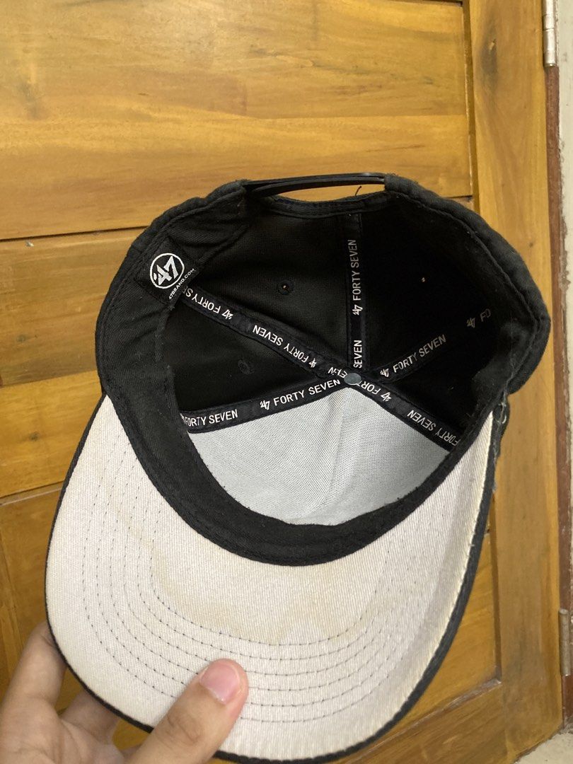 ₱10 + Shipping Fee (Category: Caps & Hats) located in Batangas. Submitted by declutteringvon (Listing ID 1460006123, Image 3). Description: - Black 47 Brand cap - Features embroidered LA Dodgers logo on front - 'Los Angeles' text above logo - '47' logo on the side - Adjustable strap at the back - Ideal for Los Angeles Dodgers fans.