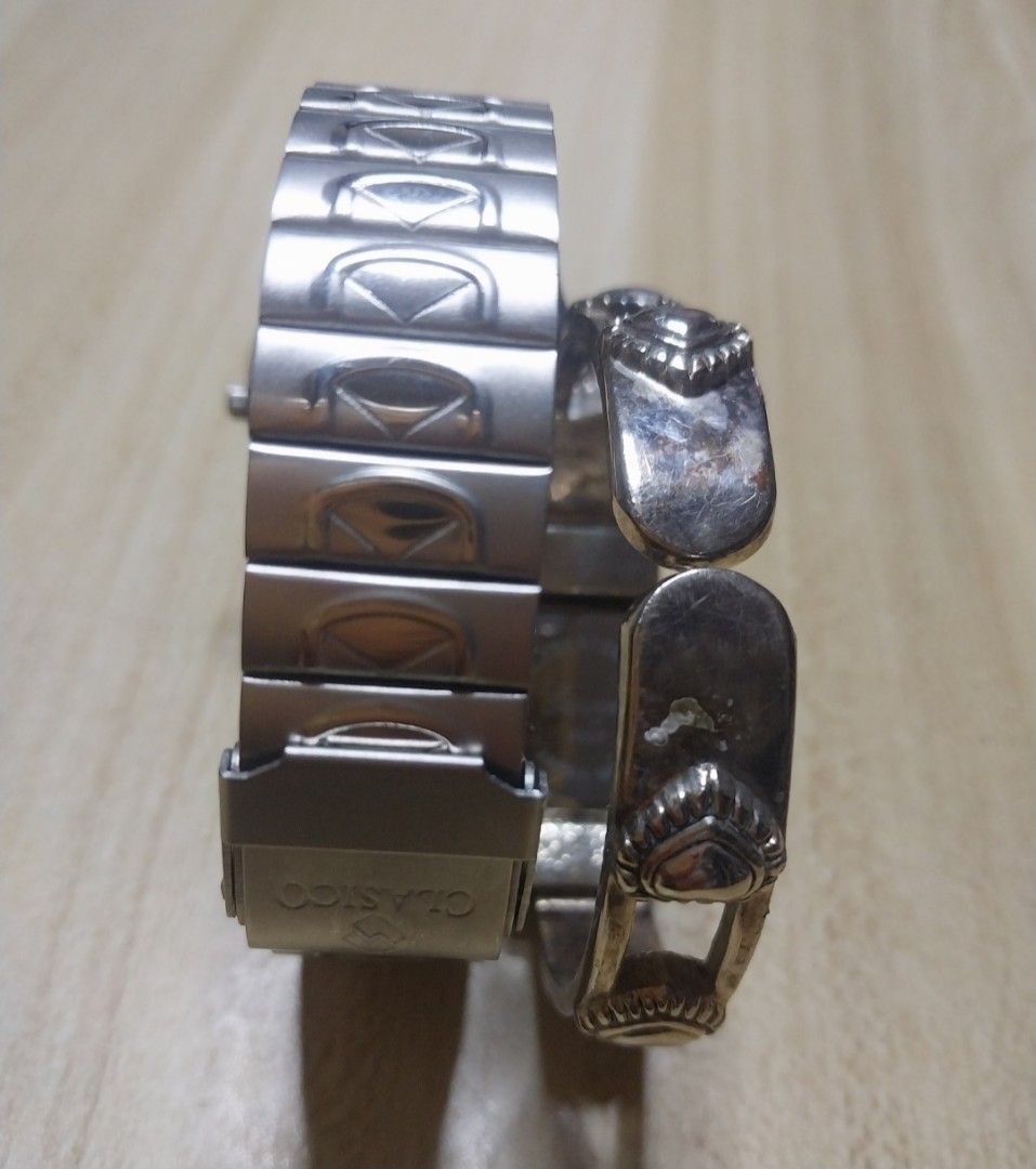 2 watches for 850 pesos (Category: Women's Watches) located in Pasig City. Submitted by carlosaini41 (Listing ID 1459999129, Image 2). Description: Clasico watch can fit to xl wrist ( 19 to 20cm brandnew Geneva bangle watch can fit upto xl wrist with signs of usage Good working condition with battery.