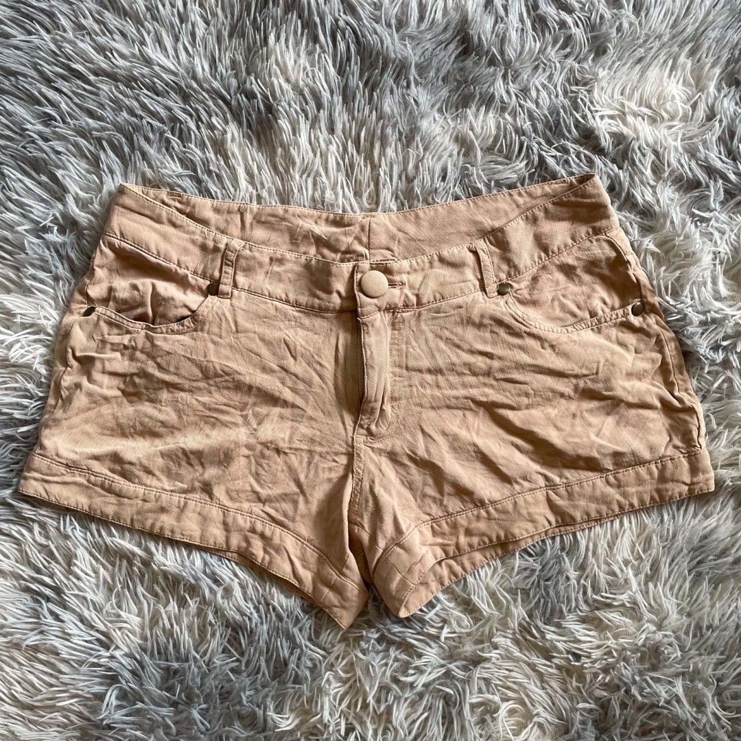 2b BEBE Beige Shorts ✨ (Category: Shorts) located in Pamplona. Submitted by baddiefinds (Listing ID 1459921611, Image 1). Description: ALL OPEN FOR BIDDING 2b BEBE Beige Shorts ✨ - Branded Original 2b Bebe - casual line of Bebe Clean Girl / Preppy / Y2K Size: 29-30.