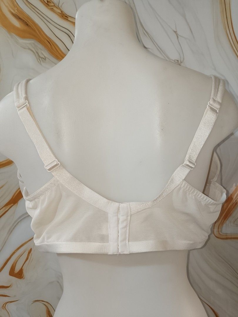 44dd CACIQUE White Full Coverage plus size bra Bra (Category: Undergarments & Loungewear) located in Manila. Submitted by truecrystal-1407 (Listing ID 1459972213, Image 3). Description: - Comfortable white bra - Full coverage design for excellent support - Adjustable straps and back closure for a perfect fit - Smooth, soft fabric - Ideal for everyday wear.
