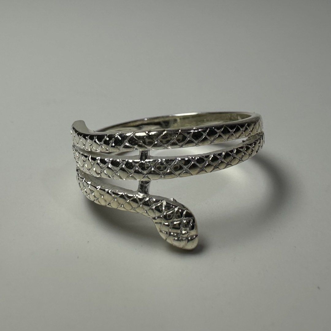 925 snake silver ring 2.5g (Category: Rings) located in Pakil. Submitted by primrosehearts (Listing ID 1460038081, Image 2). Description: authentic 925 italy silver with stamping hypoallergenic size: 8 grams: 2.5g.