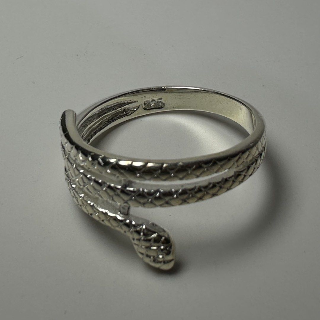 925 snake silver ring 2.5g (Category: Rings) located in Pakil. Submitted by primrosehearts (Listing ID 1460038081, Image 3). Description: authentic 925 italy silver with stamping hypoallergenic size: 8 grams: 2.5g.
