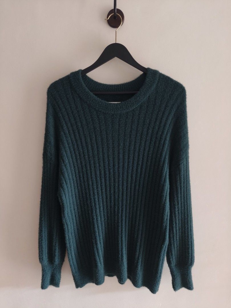 𝟐 𝐟𝐨𝐫 𝟐𝟓𝟎, 𝟑 𝐟𝐨𝐫 𝟑𝟎𝟎/Aerie Forest Green Fuzzy Ribbed Knit Sweater (Category: Tshirts & Polo Shirts ) located in Siniloan. Submitted by wingedwardrobe (Listing ID 1449655810, Image 2). Description: Aerie is known for comfy, soft pieces and this color is perfect for fall/winter. The fuzzy texture makes it look expensive but still very wearable for everyday. 𝐏𝐑𝐎𝐌𝐎: 𝟐 𝐟𝐨𝐫 𝟐𝟓𝟎, 𝟑 𝐟𝐨𝐫 𝟑𝟎𝟎 𝐇𝐨𝐰 𝐢𝐭 𝐰𝐨𝐫𝐤𝐬: 𝐘𝐨𝐮 