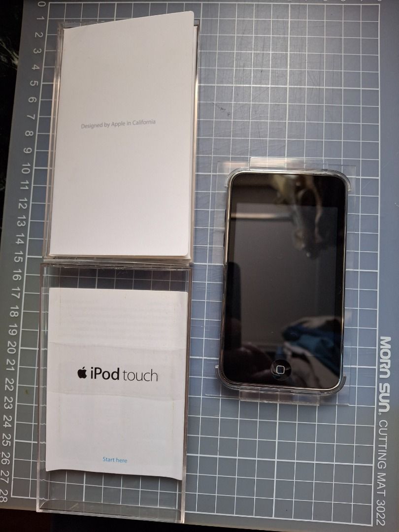 (全新) Apple iPod touch (第2代) 全套連盒 （分類：音樂播放裝置 MP3及CD Player）位於 Hong Kong。 由 tung3703 提交（商品編號 1460095625，圖片 2）。簡介： 全新 (iPod touch 2) 仲係全套連盒，連說明書同貼紙都齊。機身冇乜花痕，屏幕都好清。聽歌睇片都一流，細細部好方便帶出街。有興趣就快啲問啦！ *(Carousell 平台建議，因近來過多賣家來電投訴，買家借用平台已支付為名，最終賣方貨品寄到買方，款賣家未有收到付款，再要虧支運費 ! 故此相方比較安全) 如杲買家願意支付運費，香港區HK$30，九龍區HK$ 50，新界區HK$80，賣家可作安排。 *(Recent much Fraud trap, Face to Face handover to protective by the Carousell advise) Transportation fee add more (Hong Kong District