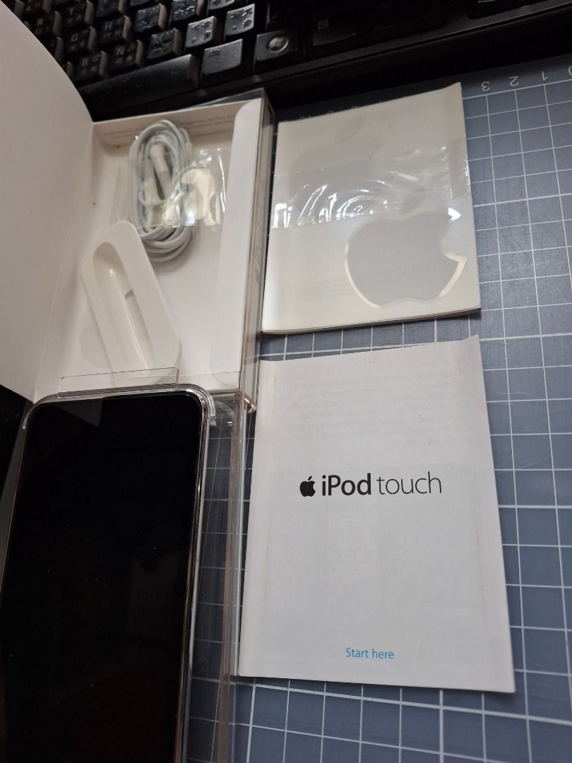 (全新) Apple iPod touch (第2代) 全套連盒 （分類：音樂播放裝置 MP3及CD Player）位於 Hong Kong。 由 tung3703 提交（商品編號 1460095625，圖片 3）。簡介： 全新 (iPod touch 2) 仲係全套連盒，連說明書同貼紙都齊。機身冇乜花痕，屏幕都好清。聽歌睇片都一流，細細部好方便帶出街。有興趣就快啲問啦！ *(Carousell 平台建議，因近來過多賣家來電投訴，買家借用平台已支付為名，最終賣方貨品寄到買方，款賣家未有收到付款，再要虧支運費 ! 故此相方比較安全) 如杲買家願意支付運費，香港區HK$30，九龍區HK$ 50，新界區HK$80，賣家可作安排。 *(Recent much Fraud trap, Face to Face handover to protective by the Carousell advise) Transportation fee add more (Hong Kong District