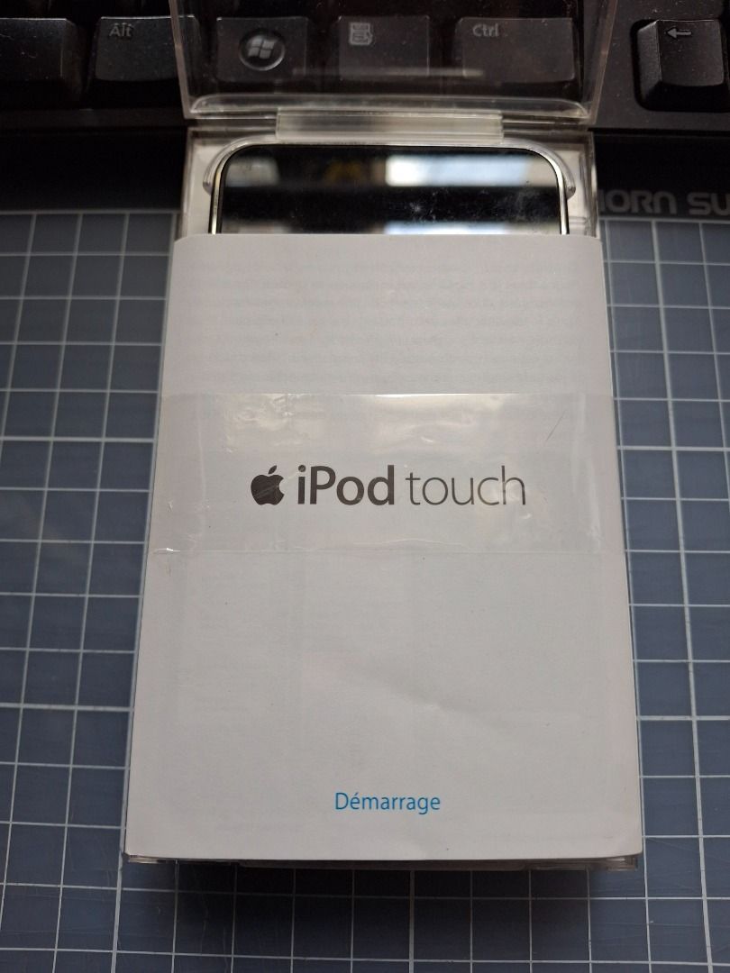 (全新) Apple iPod touch (第2代) 全套連盒 （分類：音樂播放裝置 MP3及CD Player）位於 Hong Kong。 由 tung3703 提交（商品編號 1460095625，圖片 1）。簡介： 全新 (iPod touch 2) 仲係全套連盒，連說明書同貼紙都齊。機身冇乜花痕，屏幕都好清。聽歌睇片都一流，細細部好方便帶出街。有興趣就快啲問啦！ *(Carousell 平台建議，因近來過多賣家來電投訴，買家借用平台已支付為名，最終賣方貨品寄到買方，款賣家未有收到付款，再要虧支運費 ! 故此相方比較安全) 如杲買家願意支付運費，香港區HK$30，九龍區HK$ 50，新界區HK$80，賣家可作安排。 *(Recent much Fraud trap, Face to Face handover to protective by the Carousell advise) Transportation fee add more (Hong Kong District