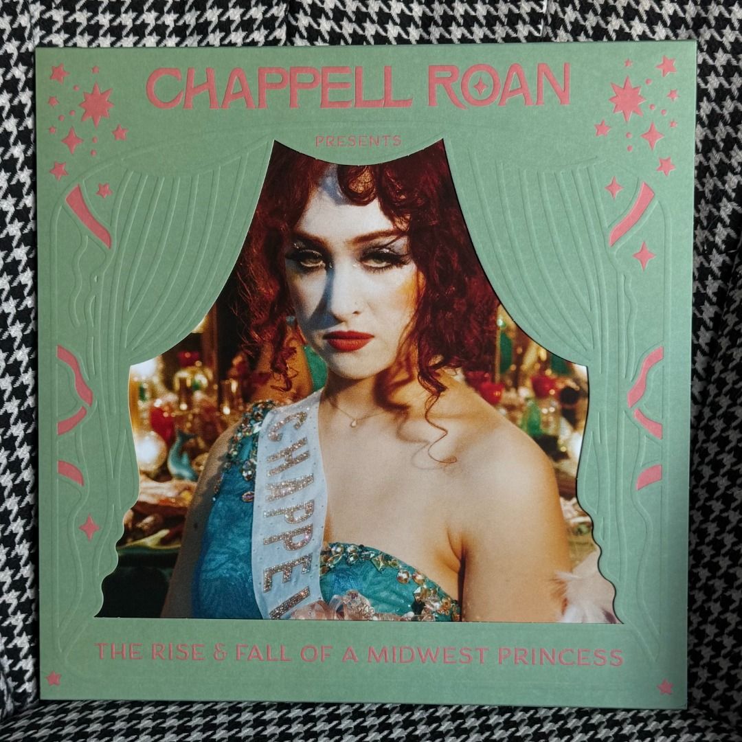 *已拆* Chappell Roan - The Rise & Fall of a Midwest Princess (Popstar Edition) Coke Bottle Vinyl （分類：音樂與媒體 - 黑膠碟）位於 Hong Kong。 由 es_82 提交（商品編號 1460041691，圖片 1）。簡介： 已拆，未上機聽過 唱片有保護內膜保存 可銅鑼灣交收，或順豐到付 有意/查詢請PM😊 。