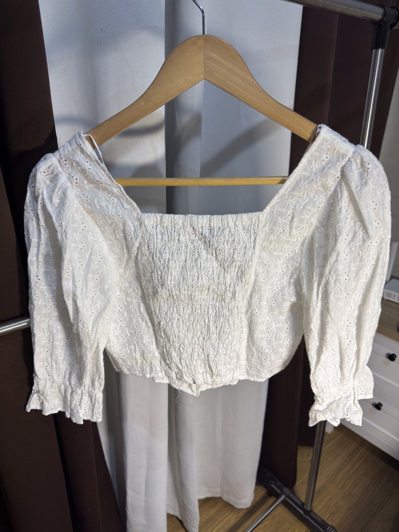 🤍 Zara White Top Small (Category: Blouses) located in Manila. Submitted by shentrendsph (Listing ID 1459952342, Image 2). Description: 🤍 Zara White Top ✨ ₱280 only 📌 Size Small 🤍 Pretty & easy to style 📦 Preloved — good condition Perfect for casual days DM to get it 💌.