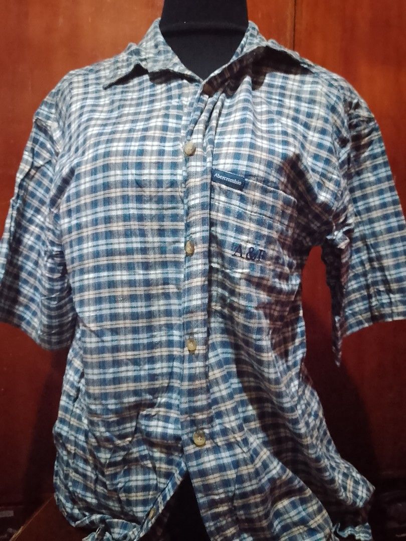 Abercrombie & Fitch Plaid Button-Up Shirt (Category: Tshirts & Polo Shirts ) located in Batangas. Submitted by sheenx.09 (Listing ID 1459923617, Image 1). Description: - L on tag (L to XL) - keri pa hanggang 2xl yan 😀 - Classic plaid short-sleeve shirt ✅ - Brand: Abercrombie & Fitch - Material: 100% Cotton ☺️ - Features: Chest pocket with embroidered logo - Fit: Relaxed, great for casual wear - Closure: Button-down front 😉 - laba lang yan mga m