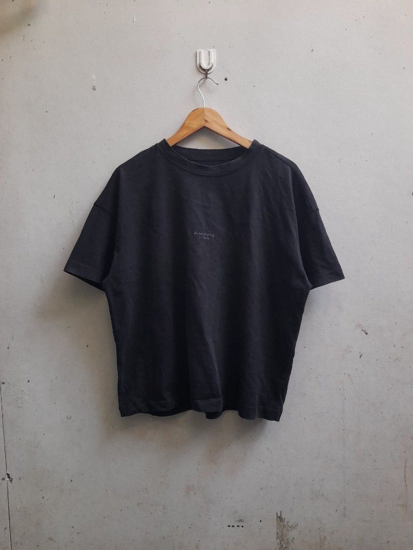 Acne Studios STELLIE PSS18 (Category: Tshirts & Polo Shirts ) located in Iloilo. Submitted by mnky.bsns03 (Listing ID 1460039356, Image 1). Description: 9/10 Color rate Issue: Missing Main Tag 26 Length 24 Width.