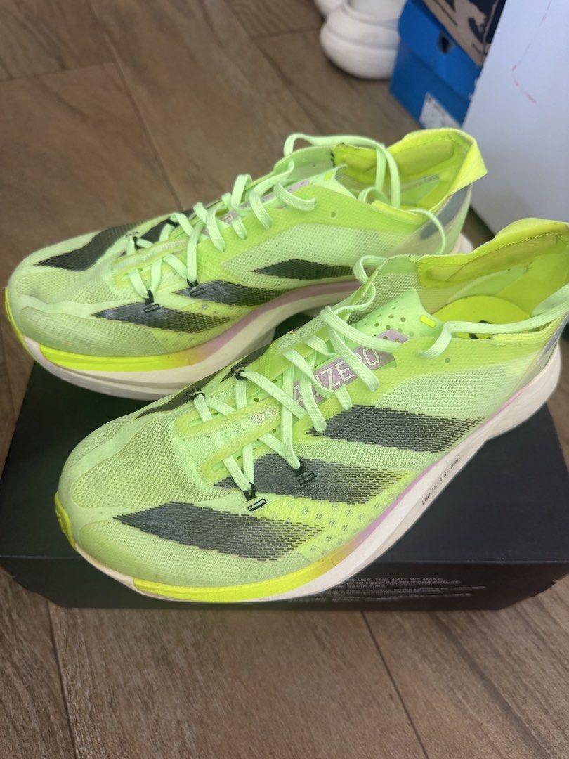 Adidas Adizero Adios Pro 3 跑鞋 （分類：波鞋）位於 Hong Kong。 由 staytrue999 提交（商品編號 1459923106，圖片 1）。簡介： 呢對係 Adidas Adizero Adios Pro 3 跑鞋。螢光黃色，好搶眼。鞋底有 ADIZERO 字樣。適合跑步比賽或者日常操練。。