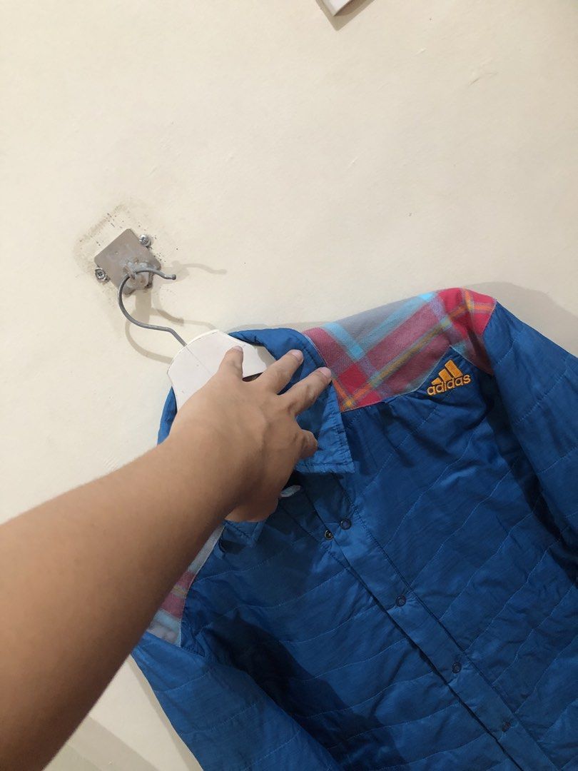 Adidas Blue Jacket (Category: Coats, Jackets and Outerwear) located in Oas. Submitted by alithrifthunter (Listing ID 1460034322, Image 3). Description: .
