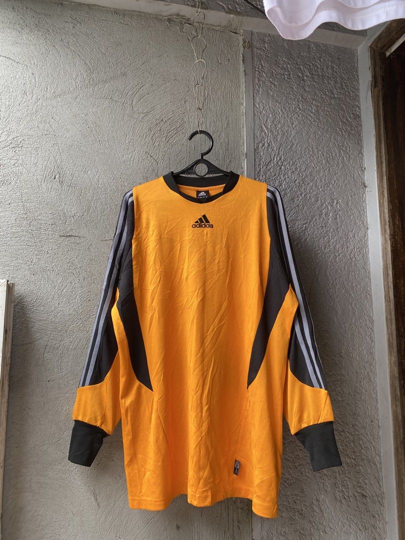 Adidas jersey (Category: Activewear) located in Las Pinas. Submitted by mark2k05 (Listing ID 1459943691, Image 1). Description: No issue.