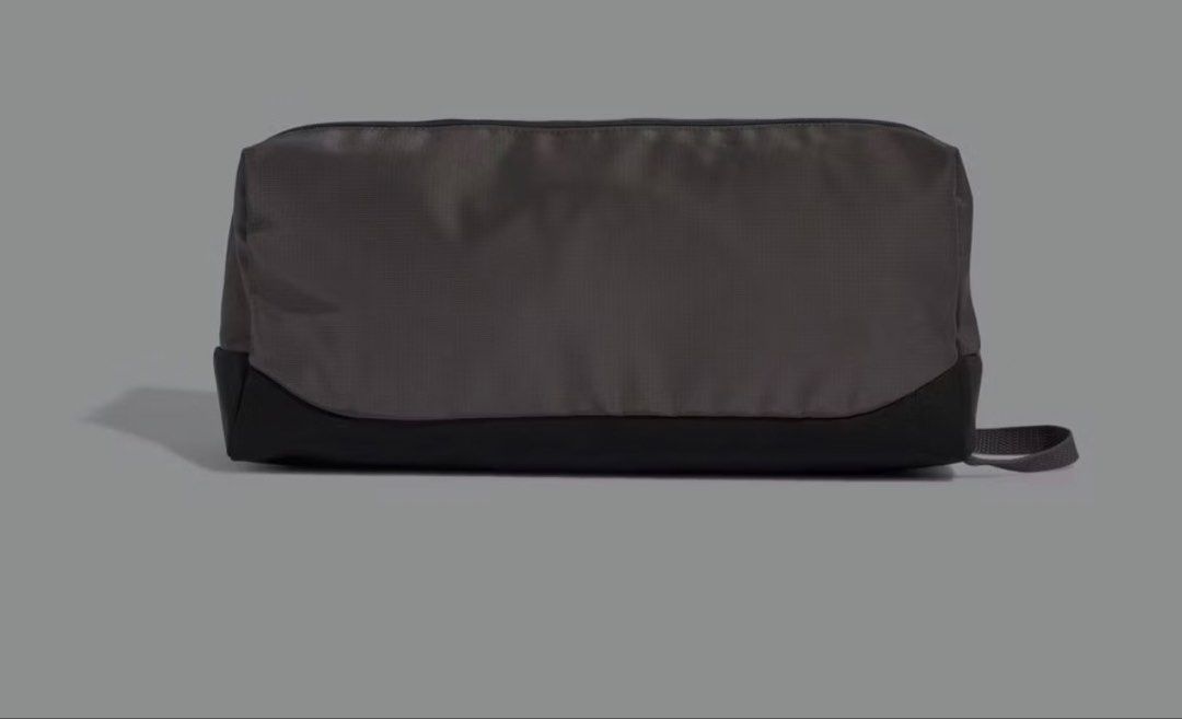 Adidas Shoe or hand Bag W/M (Category: Belt bags, Clutches and Pouches) located in Davao. Submitted by mydearest20 (Listing ID 1460086680, Image 3). Description: original and brandnew handbag shoebag rfs.maliit kasi ako di bagay pati sa shoes ko.