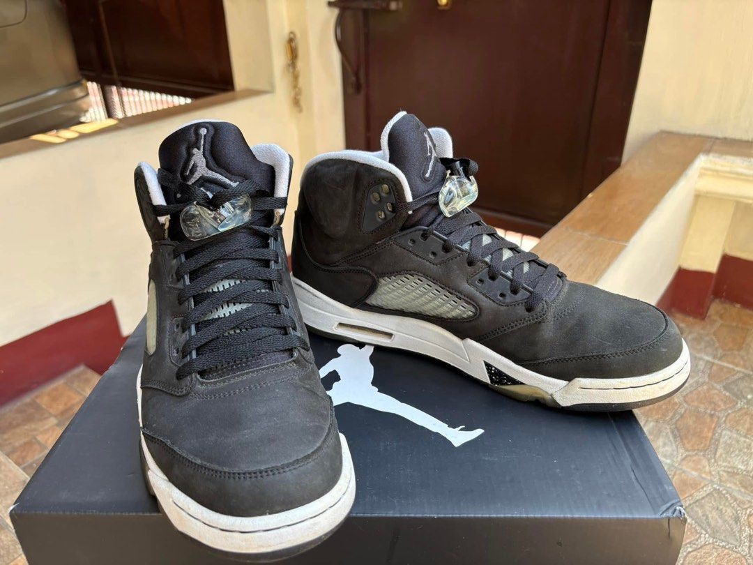 Air Jordan 5 Retro Black Metallic Silver (Category: Sneakers) located in Caloocan City. Submitted by wildtiger.29bf8a (Listing ID 1460044035, Image 1). Description: - Authentic Air Jordan 5s in Black and Silver - Iconic translucent side panel - Lace locks are present and intact - Comes with the original box - Essential for any sneakerhead or Jordan collector.
