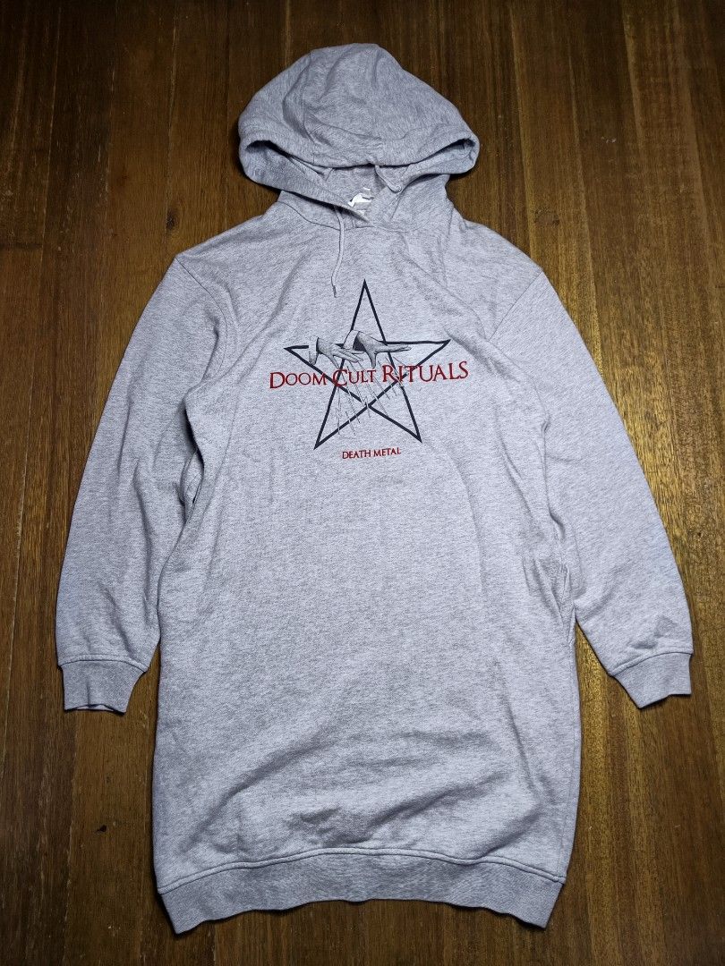 Alexander McQueen long hoodie sweatshirt (Category: Coats, Jackets and Outerwear) located in Mandaluyong City. Submitted by beloved_kirara (Listing ID 1460057667, Image 1). Description: issue yellow stain not noticeable & sign of usage overall good condition no damage small on tag dimension L 36 w 20 S 23 859+ sf location mandaluyong willing to meet up as long as it's near my area.