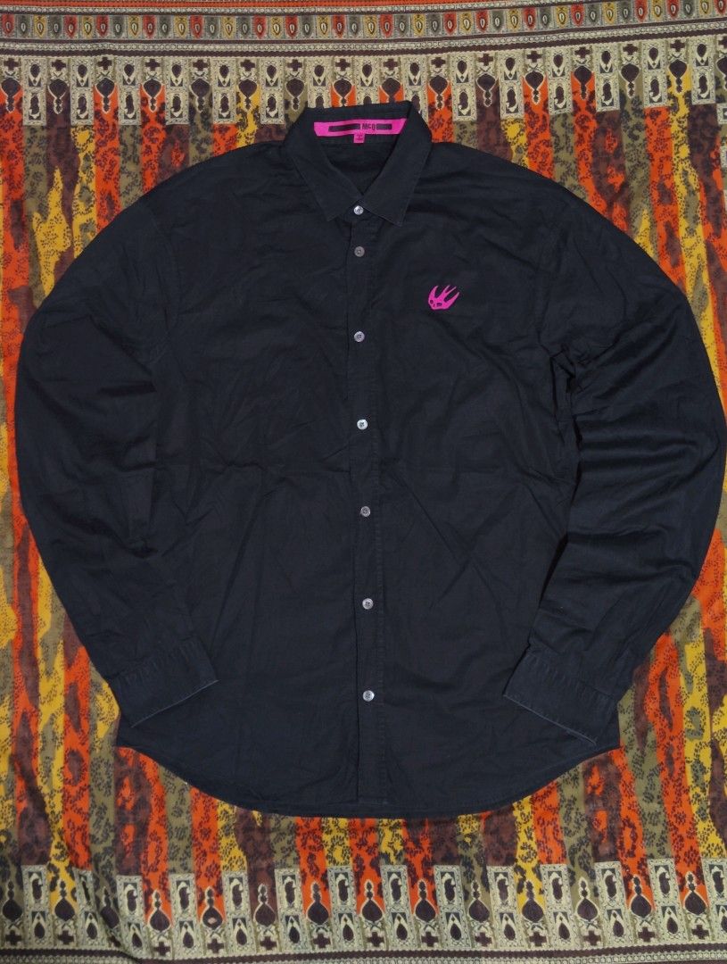 Alexander McQueen MCQ minimalist logo Button down shirt (Category: Luxury Apparel) located in Baguio. Submitted by damit_pang_tao (Listing ID 1460092463, Image 1). Description: Alexander McQueen minimalist logo button down shirt Size on tag: IT 38 (XS) men Dimensions: L28xW21xS25 Condition: excellent 9/10 (no hidden issues) Disclaimer: Damit Pang Tao is not affiliated or connected to the brand mentioned above or any posts this account will genera