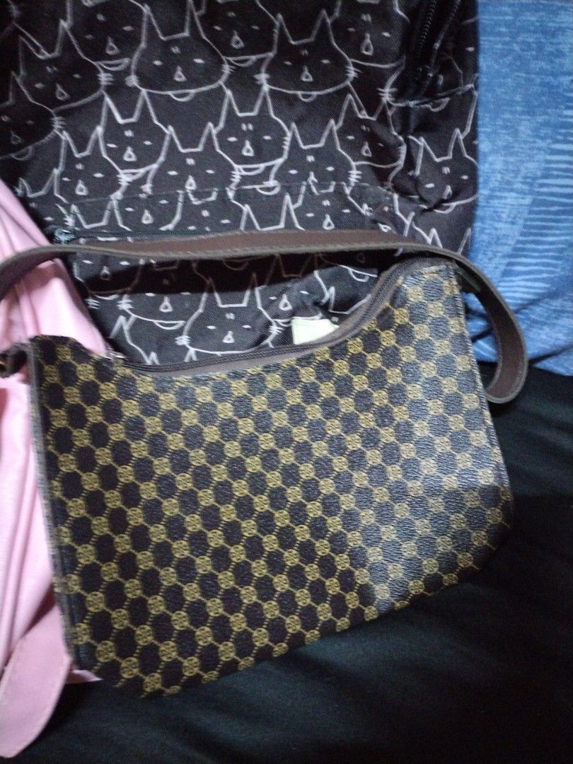 All in bags for 250 (Category: Backpacks) located in Paranaque City. Submitted by royaldeer-2f3b (Listing ID 1459957711, Image 3). Description: Take all 250, all in good condition.