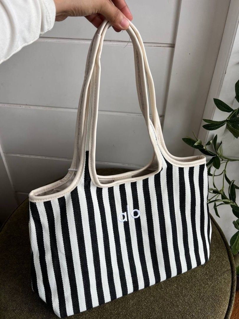 Alo Totebag (Category: Tote Bags) located in Bulacan. Submitted by sssssage (Listing ID 1459985430, Image 2). Description: New Alo Canvas ☁️ ₱750.