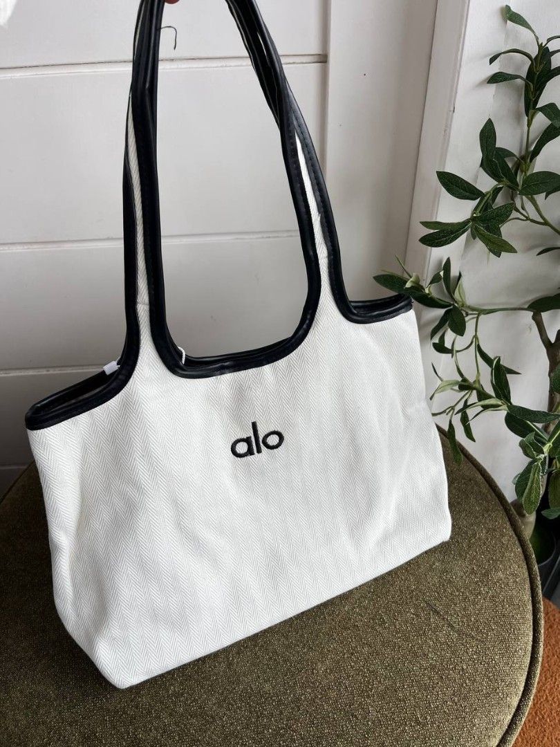 Alo Totebag (Category: Tote Bags) located in Bulacan. Submitted by sssssage (Listing ID 1459985430, Image 1). Description: New Alo Canvas ☁️ ₱750.