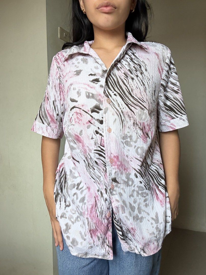 Animal Pattern Polo Shirt (Category: Tshirts & Polo Shirts ) located in Naga. Submitted by yzzzh (Listing ID 1460009048, Image 2). Description: L on tag thick fabric but not hot.