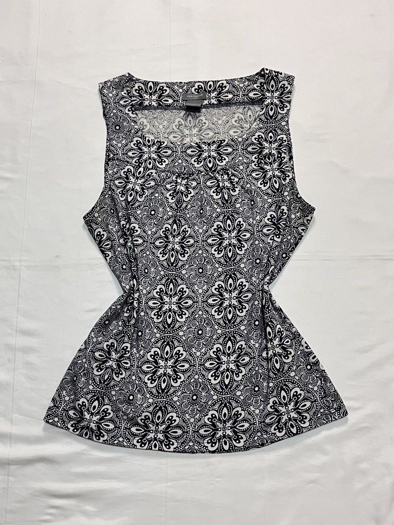 Ann taylor square neck paisley top (Category: Sleeveless) located in Santa Rosa. Submitted by spanishlattelxver (Listing ID 1460099421, Image 1). Description: ⋆ 𝒷𝓇𝒶𝓃𝒹 : Ann taylor ⋆ 𝓈𝒾𝓏𝑒 : xs-semi m ⋆ 𝒻𝓁𝒶𝓌𝓈 : none 𓏲ּ𝄢 𝒹𝑒𝓉𝒶𝒾𝓁𝓈 : navy blue paisley top ⋆˚꩜｡ 𝒎𝒊𝒏𝒆 : ₱139.