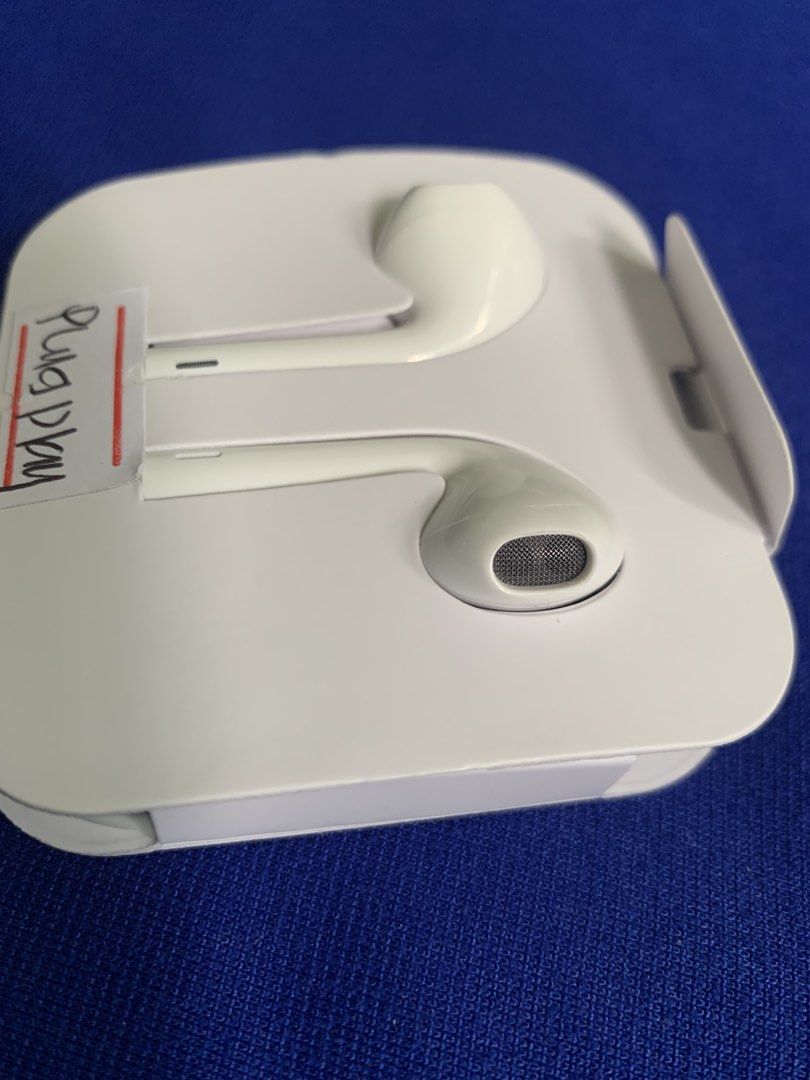 Apple EarPods Lightning Connector (Earphone no bluetooth) Plug n Play (Category: Earphones) located in San Juan City. Submitted by ph_gadgets_hub (Listing ID 1459913163, Image 2). Description: ✨️ BRAND NEW ✨️ LIGHTNING CONNECTOR EARPHONE ✨️ PLUG AND PLAY ✨️ NO NEED TO BLUETOOTH ✨️ TESTED BEFORE DELIVERY ✨️ ONHAND ₱500 ONLY Compatible to ios iPhone X,XS,XR,11,12,12 Promax,13,13 Promax,14,14 Promax Same-day delivery within Metro Manila via Lalamove
